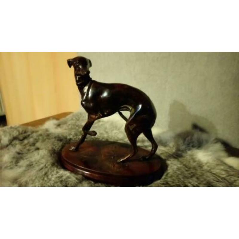 Bronzen honden beeldje van metaal.