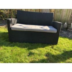 Bankje te koop kleur zwart met grijs kussen.