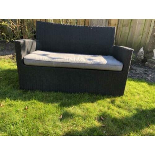 Bankje te koop kleur zwart met grijs kussen.