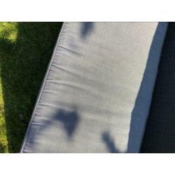 Bankje te koop kleur zwart met grijs kussen.