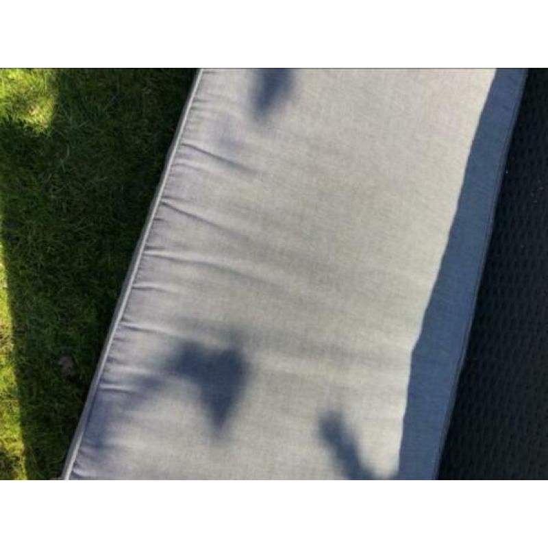 Bankje te koop kleur zwart met grijs kussen.