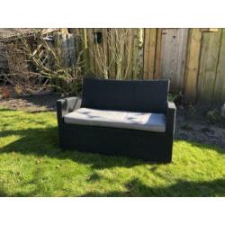 Bankje te koop kleur zwart met grijs kussen.