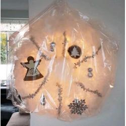 Kerstkransen te koop met verlichting.