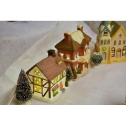 Kerstdorp 10 Huisjes met 15 Kerstboompjes