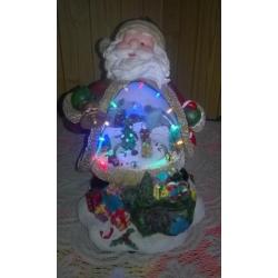 Kerstman tafereel met ronddraai + led verlichting op adaptor