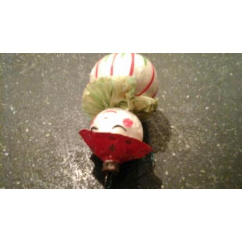 14 oude glazen kerstballen en een piek.