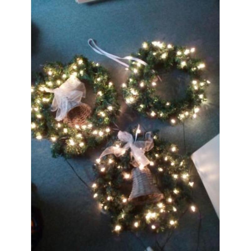 3 kerstkransen met verlichting
