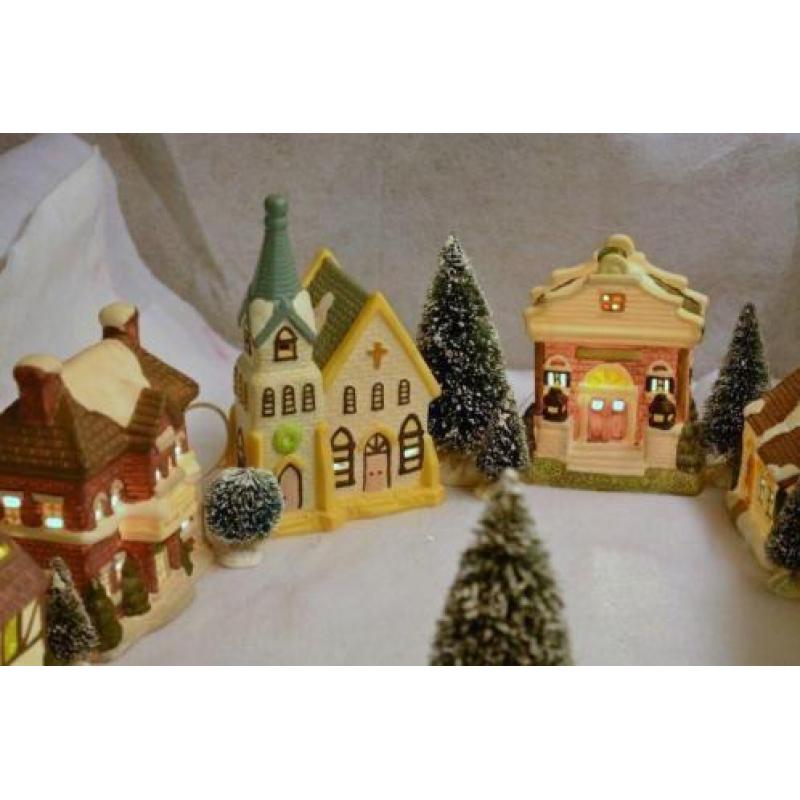 Kerstdorp 10 Huisjes met 15 Kerstboompjes