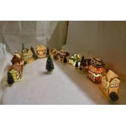 Kerstdorp 10 Huisjes met 15 Kerstboompjes