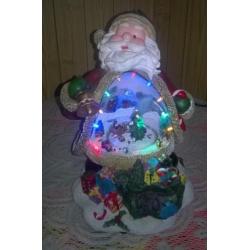 Kerstman tafereel met ronddraai + led verlichting op adaptor