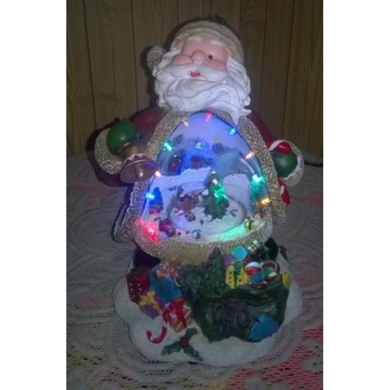 Kerstman tafereel met ronddraai + led verlichting op adaptor