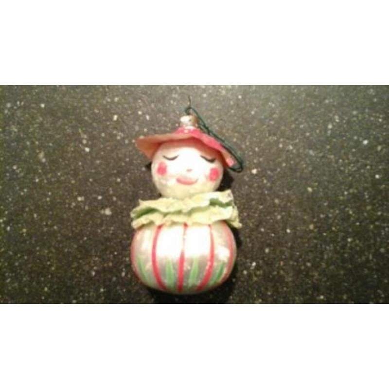 14 oude glazen kerstballen en een piek.