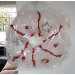 Kerstkransen te koop met verlichting.