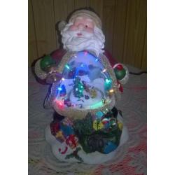 Kerstman tafereel met ronddraai + led verlichting op adaptor