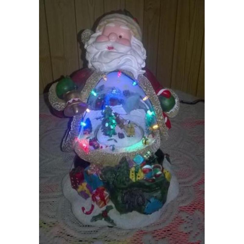 Kerstman tafereel met ronddraai + led verlichting op adaptor