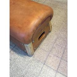 Vintage gymbok hocker leren top 55 x 35