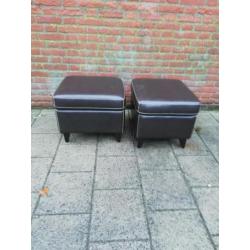 2 dezelfde krukjes / footstool bruin skai