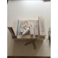Nintendo Wii Plus + balancebord + 2 consoles