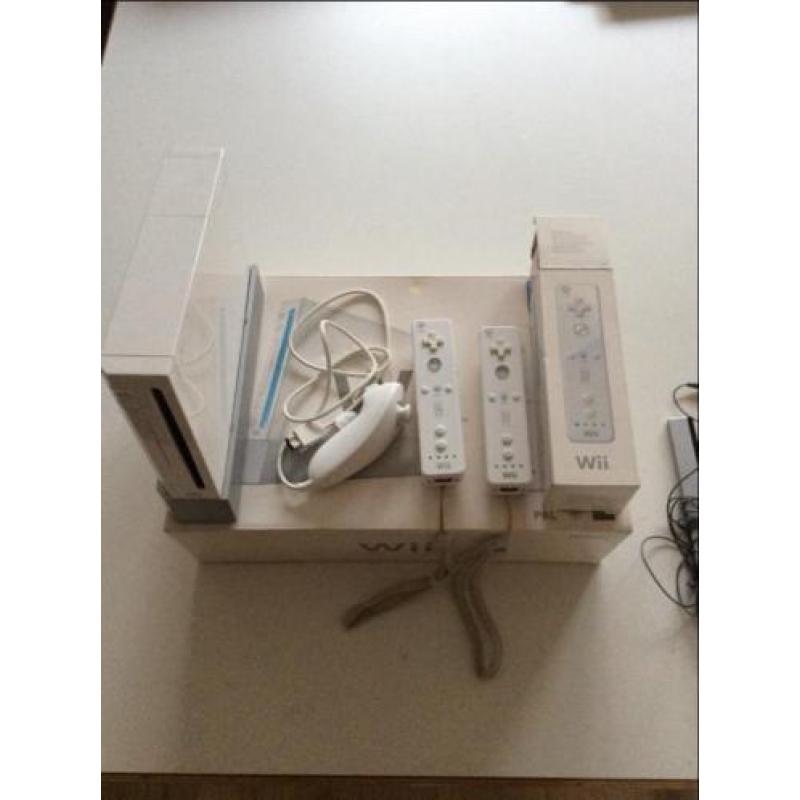 Nintendo Wii Plus + balancebord + 2 consoles