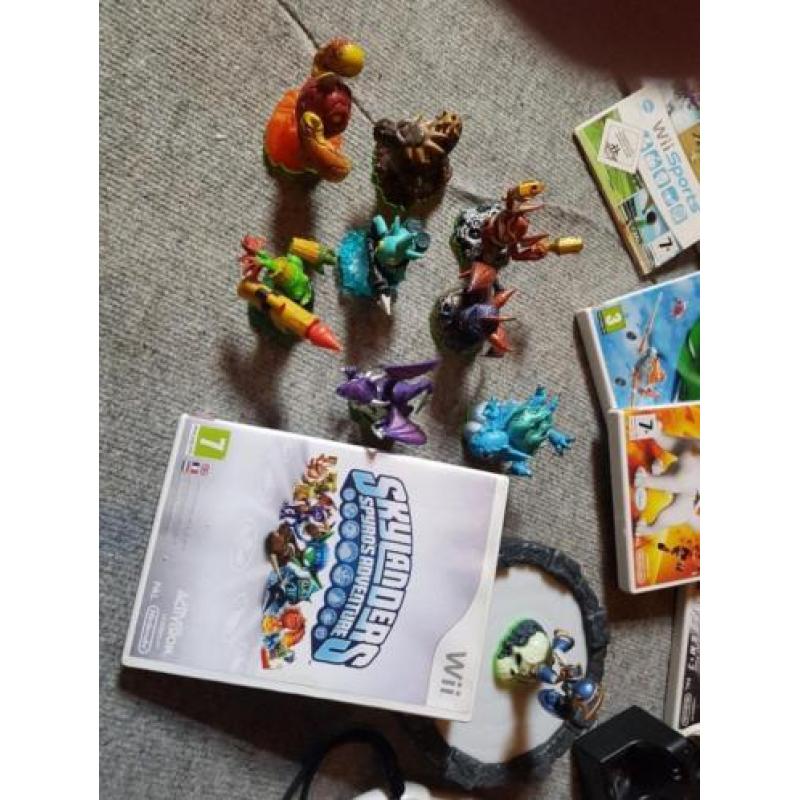 Nintendo Wii met controler stuur spellen en skylander spel!