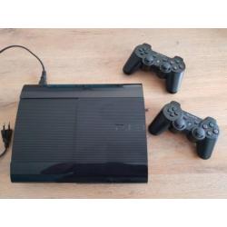PS3 Slim 500gb + 2 controllers en spellen