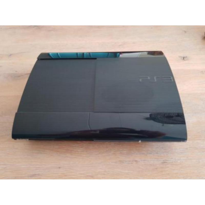 PS3 Slim 500gb + 2 controllers en spellen