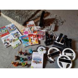 Nintendo Wii met controler stuur spellen en skylander spel!
