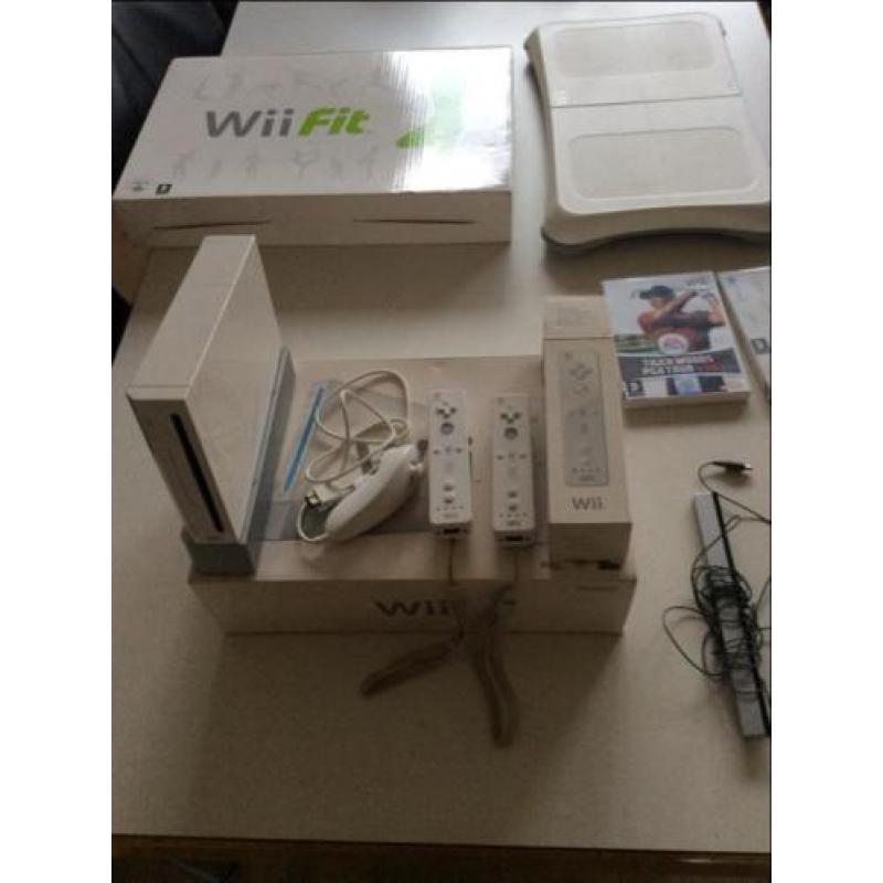 Nintendo Wii Plus + balancebord + 2 consoles
